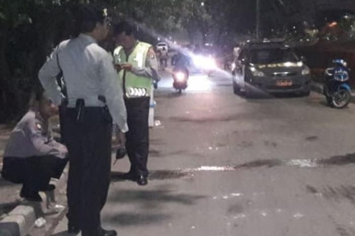 TKP pengeroyokan dan pembacokan driver Gojek di SMA 100 dekat BKT Jakarta Timur