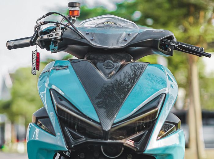 Tampak depan Yamaha Aerox modifikasi kece berwarna biru dikombo karbon kevlar
