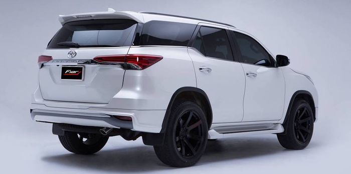 Toyota Fortuner pakai body kit simple dari Fiar Design