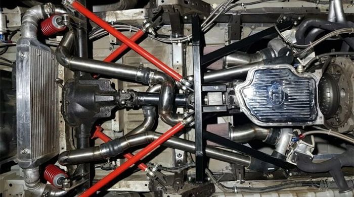 Modifikasi Toyota HiAce cangkok mesin V12 dari Toyota Century