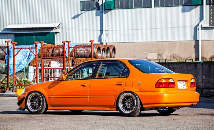 Tampilan sampig modifikasi Honda Civic Ferio dengan baju Lamborghini