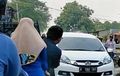 Pokoknya Kucek Terus, Emak-Emak Nyuci Di Tengah Jalan, Ada Honda Mobilio Lewat, Mobil Yang Suruh Ngalah
