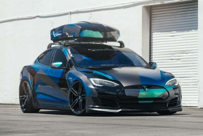 Modifikasi Tesla Model S atraktif pasang roof box Thula dan body kit simpel