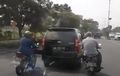 Greget, Video Daihatsu Xenia 'Distut' Dua Motor, Kekuatan Kaki Super?