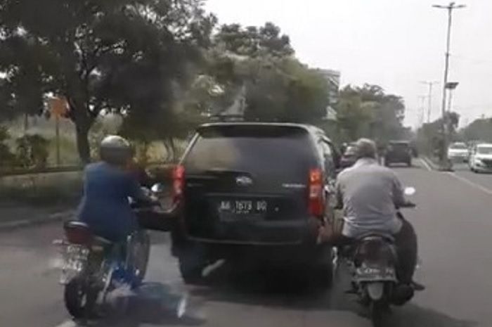 Aksi dua pemotor dorong mobil pakai kaki