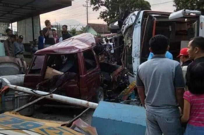 Kecelakaan bus pariwisata dan Isuzu Panther di Boyolali, Jawa Tengah, Sabtu (13/10/2018)