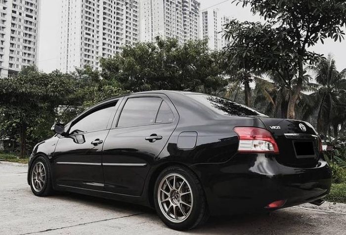 Kaki-kaki Toyota Vios bergaya meaty fitment dengan pelek Wedssport ring 15 plus ban semi slick