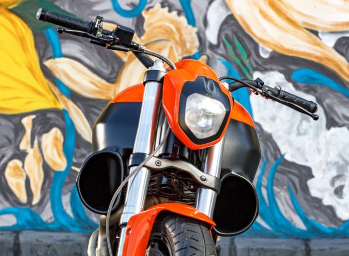 Untuk area depan ada kokpit minimalis dan cover headlamp baru