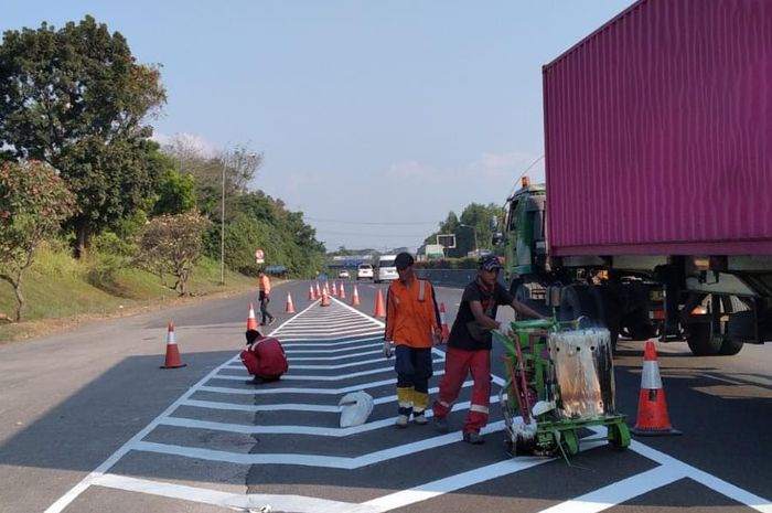 Ilustrasi. Pengecatan marka di jalan tol.