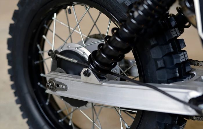 Kaki-kaki belakang makin ciamik dengan swingarm dan shockbreaker yang lebih besar