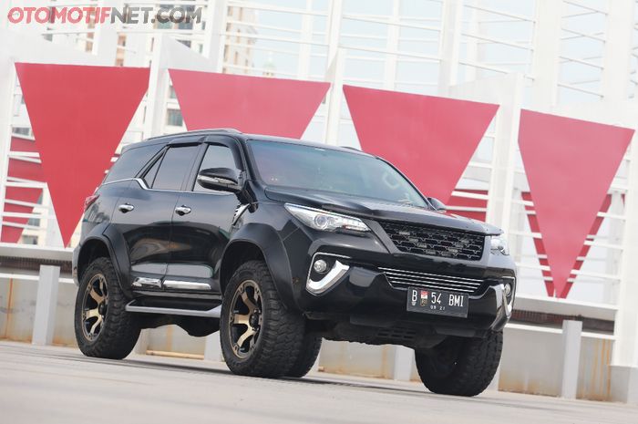 Toyota Fortuner VRZ Jangkung Diganjal Besi, Over Fender Bikin Lebar