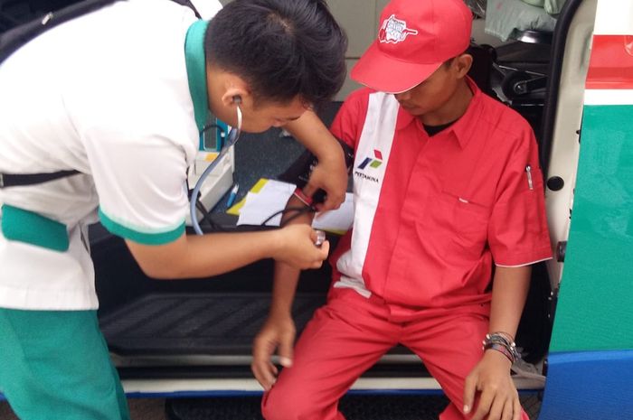 Tim medis tengah lakukan pemeriksaan kesehatan terhadap salah satu operator SPBU Pertamina