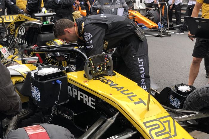 Pembalap tim Renault, Nico Hulkenberg menjelang start GP F1 Monako 2018