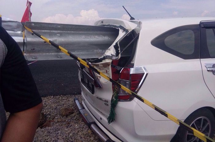 Toyota Calya menabrak pembatas jalan di tol fungsional Pemalang-Batang