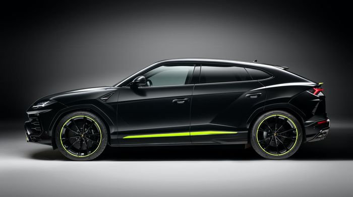 Tampilan samping Lamborghini Urus Graphite Capsule