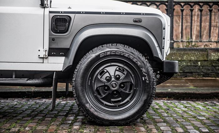 Modifikasi Land Rover Defender dipasang pelek Rostyle Inspired RS ukuran 20 inci 