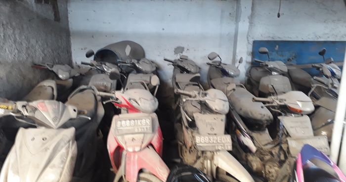 Puluhan Motor tak bertuan di penitipan motor Surya Gemilang stasiun Bekasi