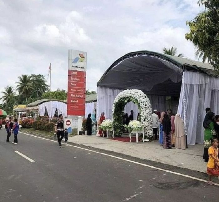 Tampak dari depan tenda pernikahan yang cukup megah