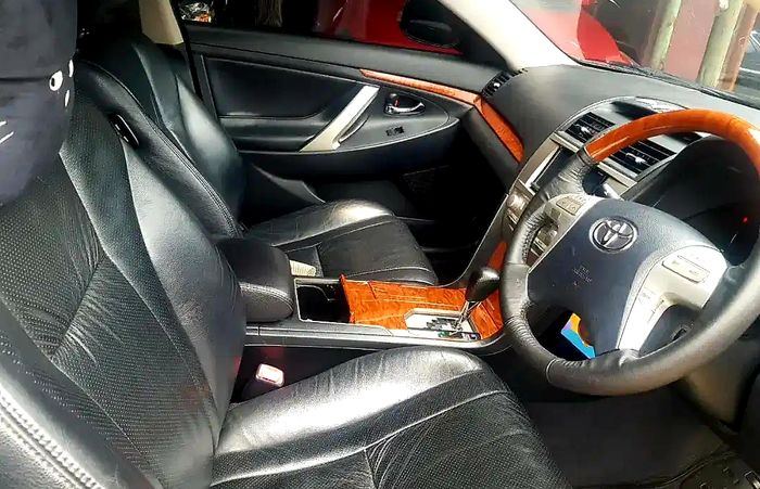 Bagian interior Toyota Camry XV40 tipe Q dengan nuansa mewah dengan panel kayu