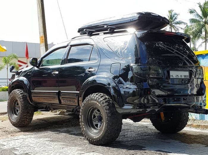 Tampilan belakang modifikasi Toyota Fortuner