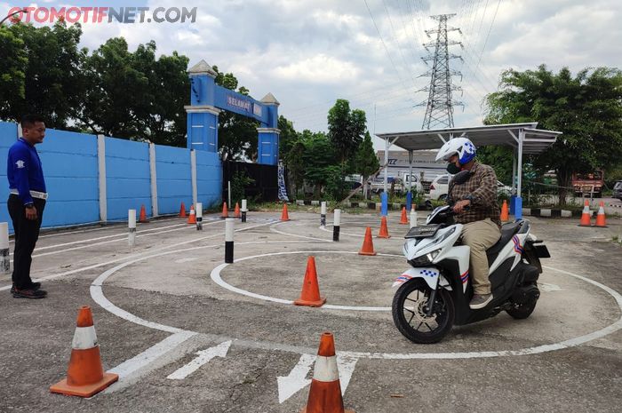 Ilustrasi ujian praktik SIM baru, Ada dua kali kesempatan saat ujian praktik bikin SIM baru di Bekasi.