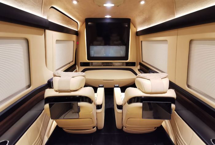 Kabin Mercedes-Benz Sprinter baru dirombak mewah layaknya privat jet oleh Lombardi