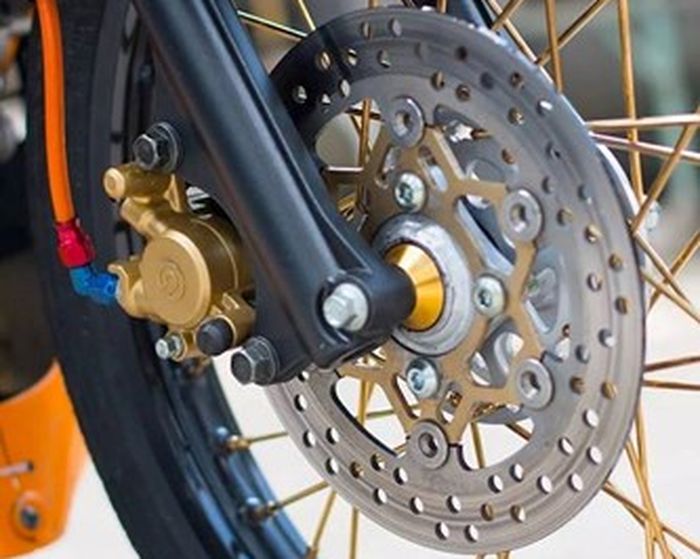 Kaliper Brembo dan pelek aluminium