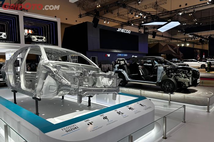 Suzuki Fronx dibelah untuk pamer teknologi ke pengunjung GIIAS 2025