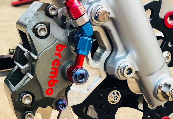 Kaliper rem dari Brembo dan cakram dari BrakeTech