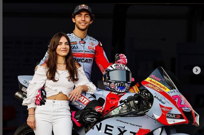 Enea Bastianini dan sang pacar, Alice Ricci di sirkuit Losail pada MotoGP Qatar 2022