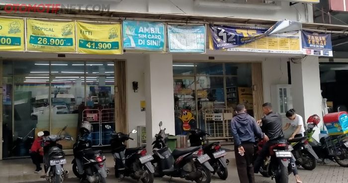 Parkir Motor di Indomaret