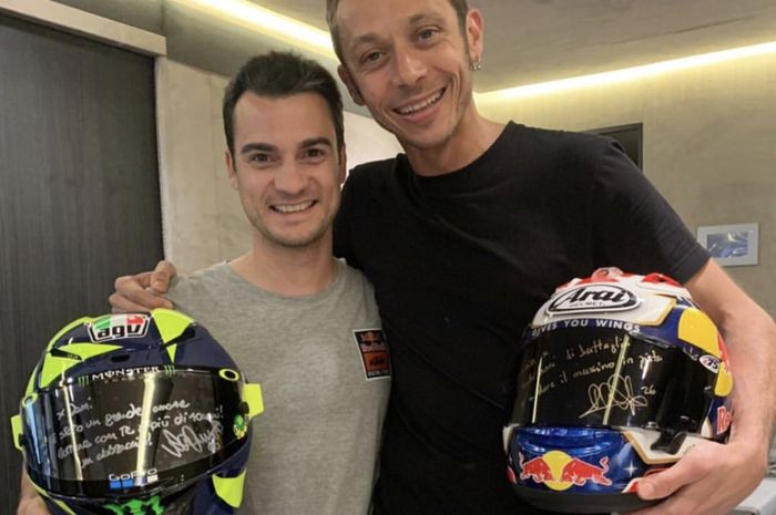 Dani Pedrosa (kiri) dan Valentino Rossi (kanan) tetap jalin keakraban ditunjukkan dengan saling tukeran helm