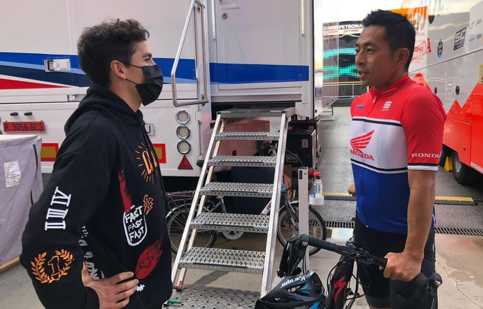 Marc Marquez (kiri) sudah tiba di sirkuit Portimao untuk balapan seri ketiga MotoGP Portugal 2021