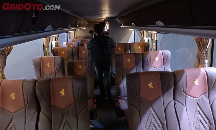 Di lantai atas, Adiputro menyematkan 20 seat di sasis Mercedes-Benz O 500 RSD 2445