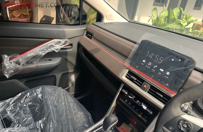 Penampakan kabin Mitsubishi New Xpander pasang ambient light di Dharma Audio