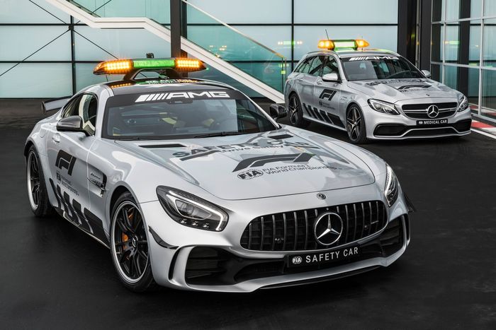 Mercedes-AMG GT R sebagai Safety Car F1 (kiri) dan Mercedes-AMG C 63 S Estate buat Medical Car