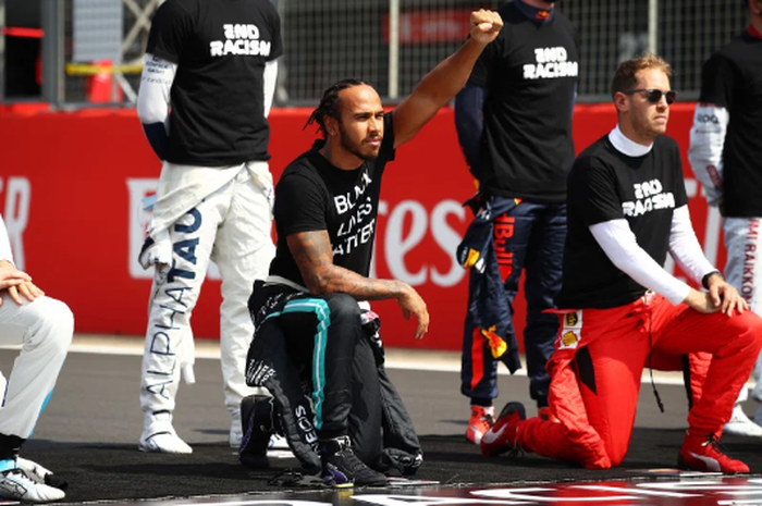 Lewis Hamilton berlutut untuk menyuarakan gerakan Black Lives Matter