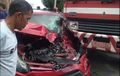 Toyota Vios Porak-poranda, Bumper Truk Damkar 'Tampar' Samping di Perempatan