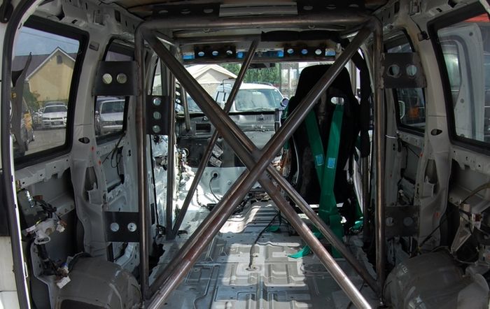 Tampilan Interior Nissan Elgrand yang dipenuhi dengan roll bar