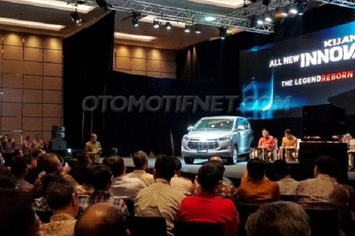 Suasana peluncuran Kijang Innova Reborn di Jakarta 23 November 2015