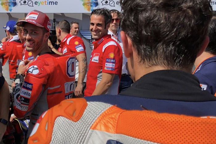Marc Marquez saling pandang dengan Andrea Dovizioso usai kualifikasi MotoGP Austria