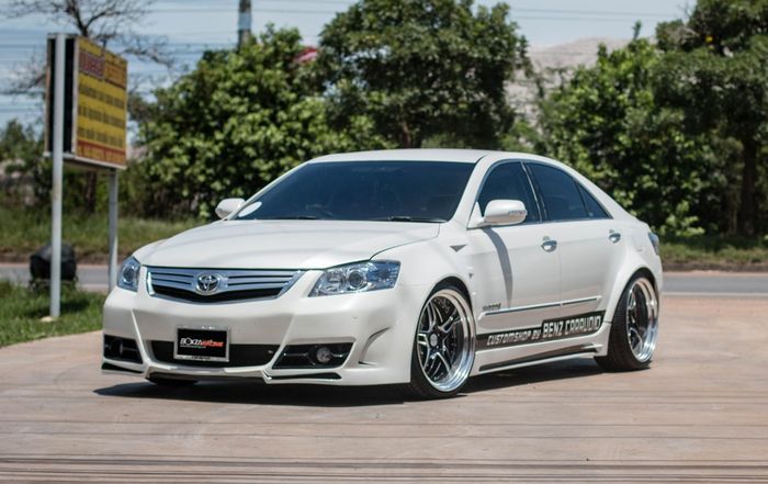 Toyota Camry lawas dipasangi body kit custom bergaya elegan