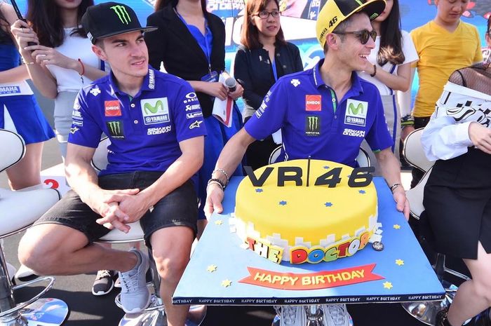 Valentino Rossi (kanan) dan Maverick Vinales (kiri) menjalani kewajiban terhadap sponsor saat promosi produk di Filipina