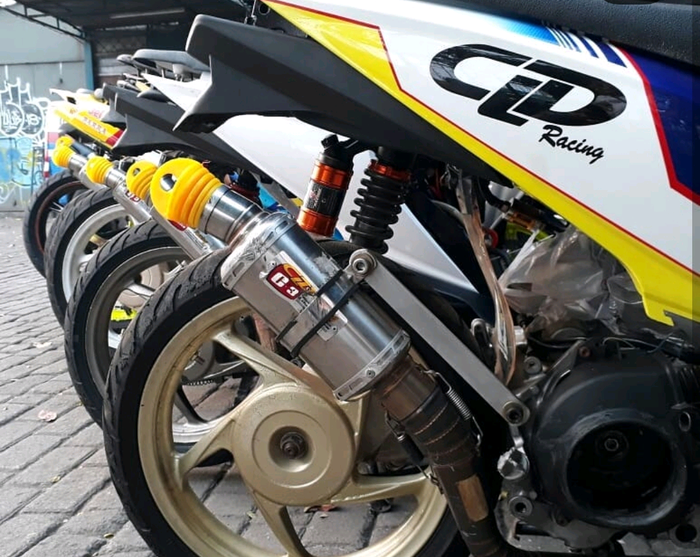 Ilustrasi penggunaan muffler plug di motor balap