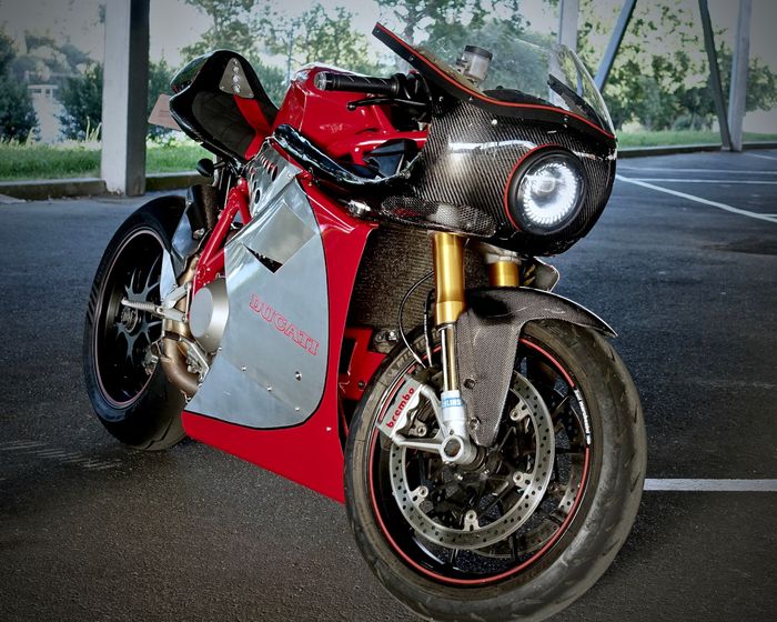 Fairing depan dan sepatbor dibuatkan baru dengan material serat karbon