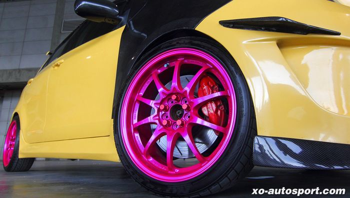 Modifikasi Toyota Yaris bakpao ditopang pelek Volk Racing CE28 warna pink