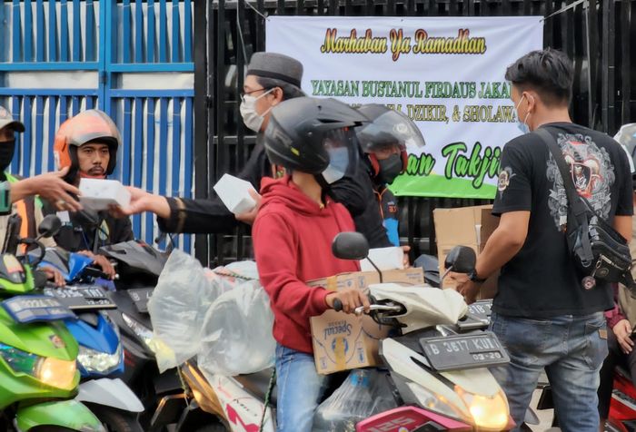 Honda ADV150 Indonesia bagi-bagi takjil 