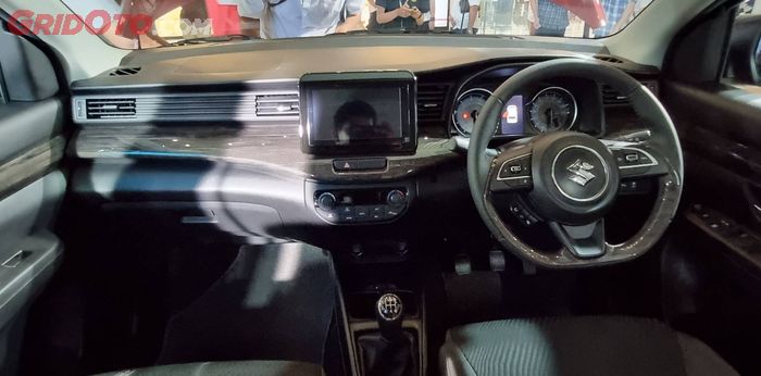 Interior Suzuki Ertiga Hybrid varian GX Manual.