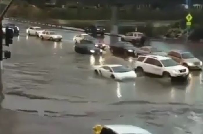 Lamborghini terobos banjir