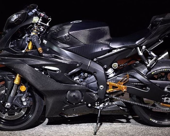 Aksen emas yang mewah menambah kesan sangar